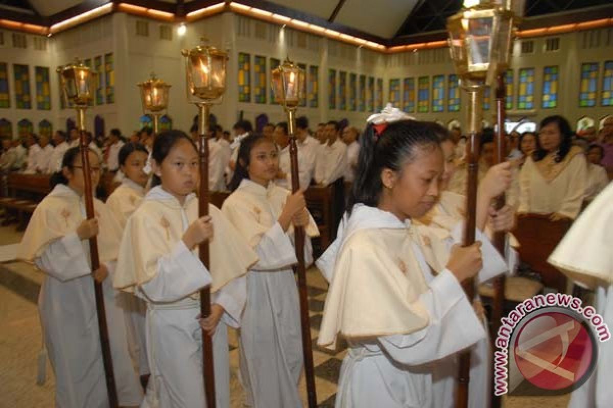 Misa Kamis Putih Jayapura dijaga remaja masjid