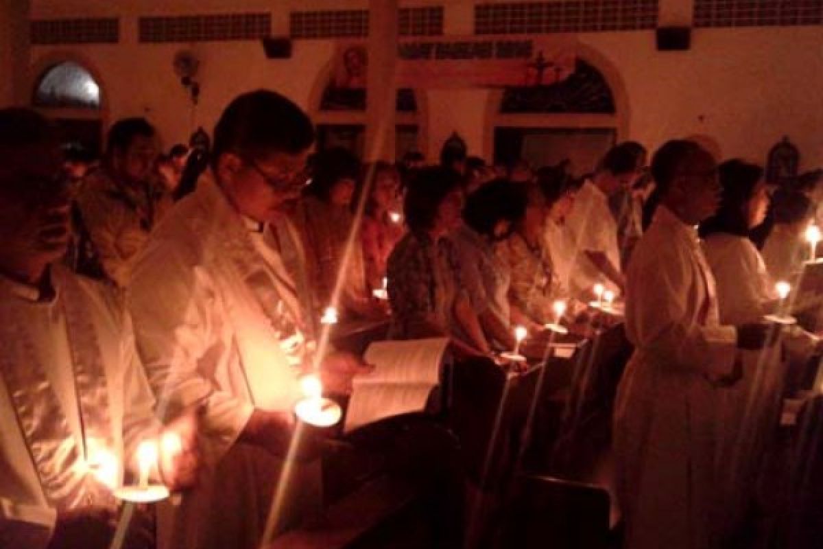 Umat Magelang Doakan Pemimpin Saat Malam Paskah