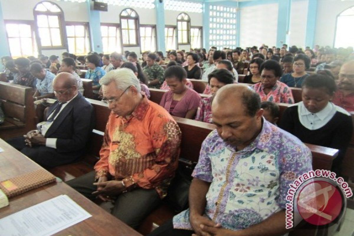 Misa Kamis Putih Jayapura dijaga remaja Masjid