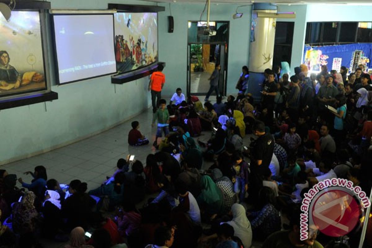 Siswa antusias saksikan gerhana bulan