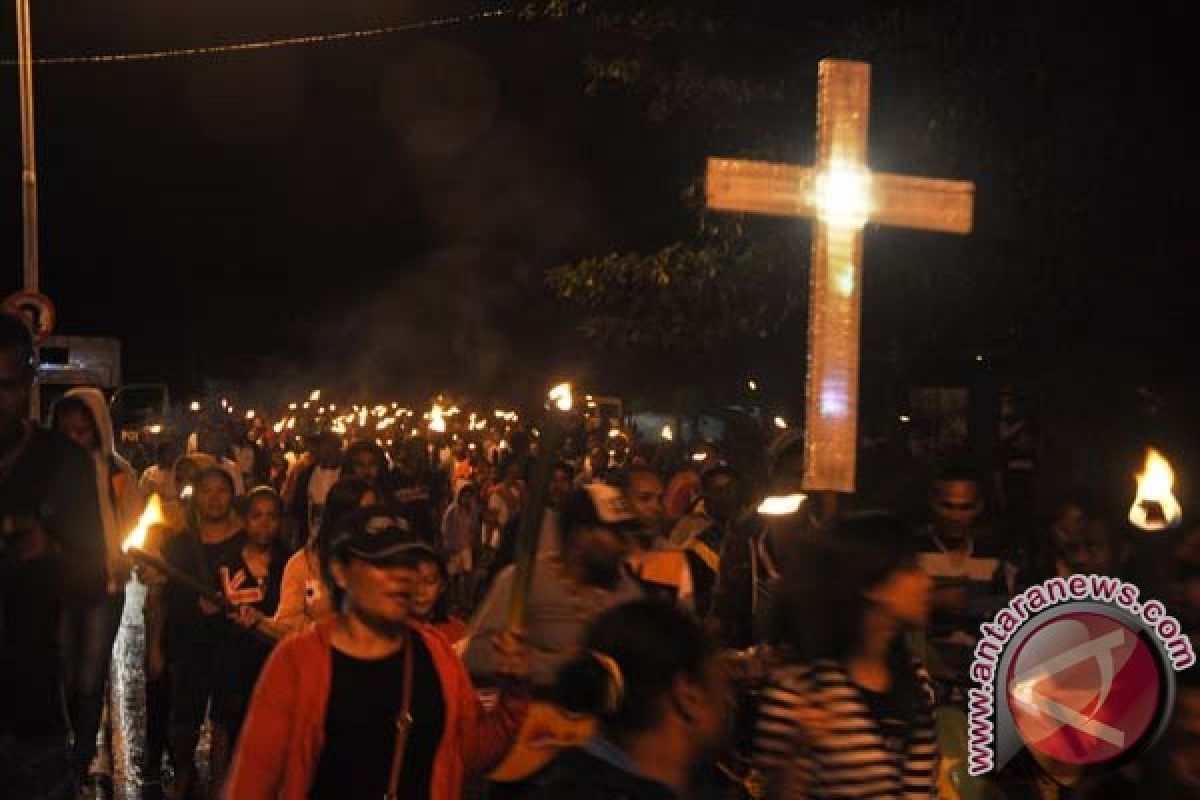 Jemaat GKI Jayapura hadiri ibadah fajar Paskah