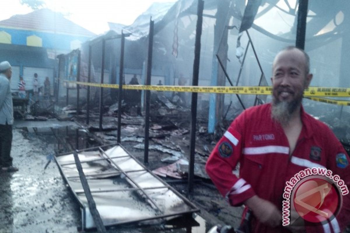 50 Toko Pasar Kemakmuran Kotabaru Hangus Terbakar