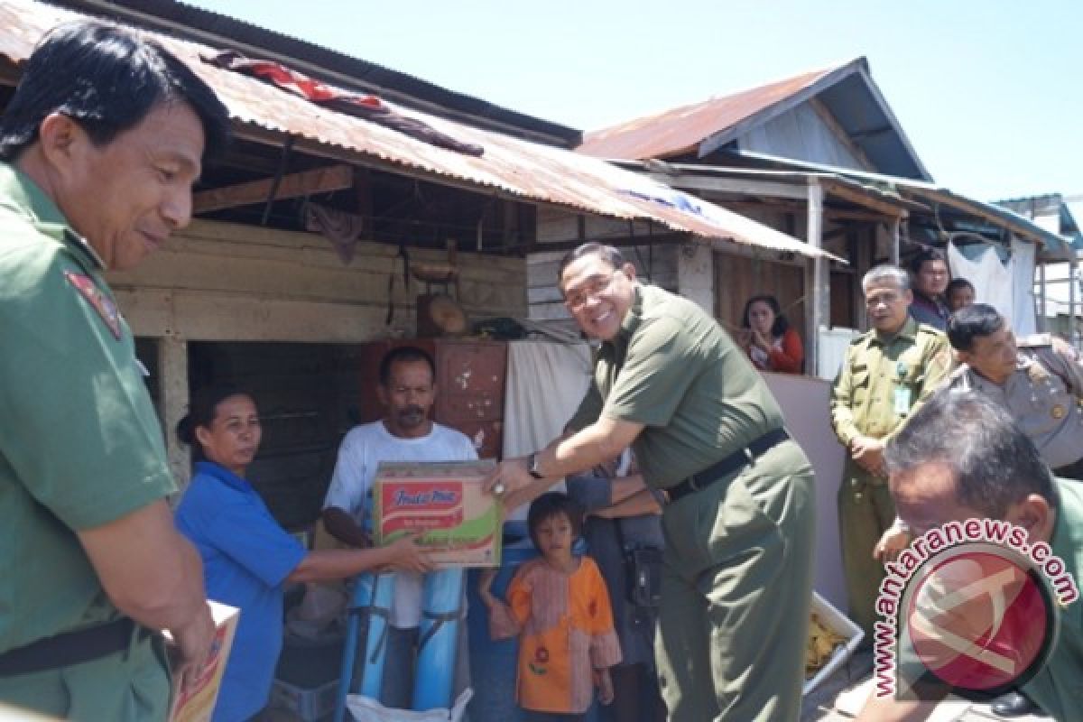 Wali Kota Bontang Bantu Warga Rumahnya Ambruk