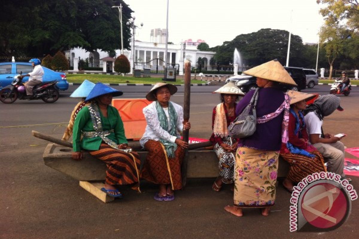 Ibu-ibu Rembang mengadu ke Istana