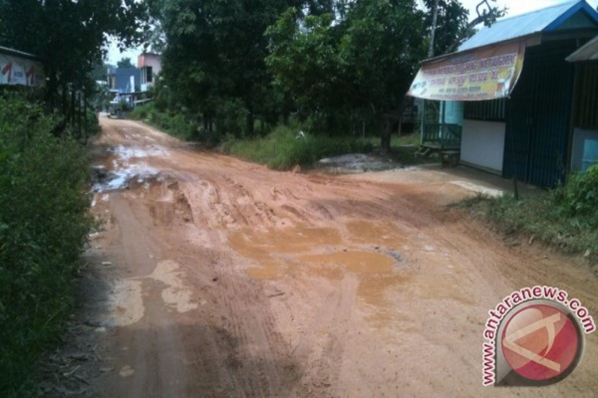 Jalan Kampung Baru di Sungai Ayak Rusak