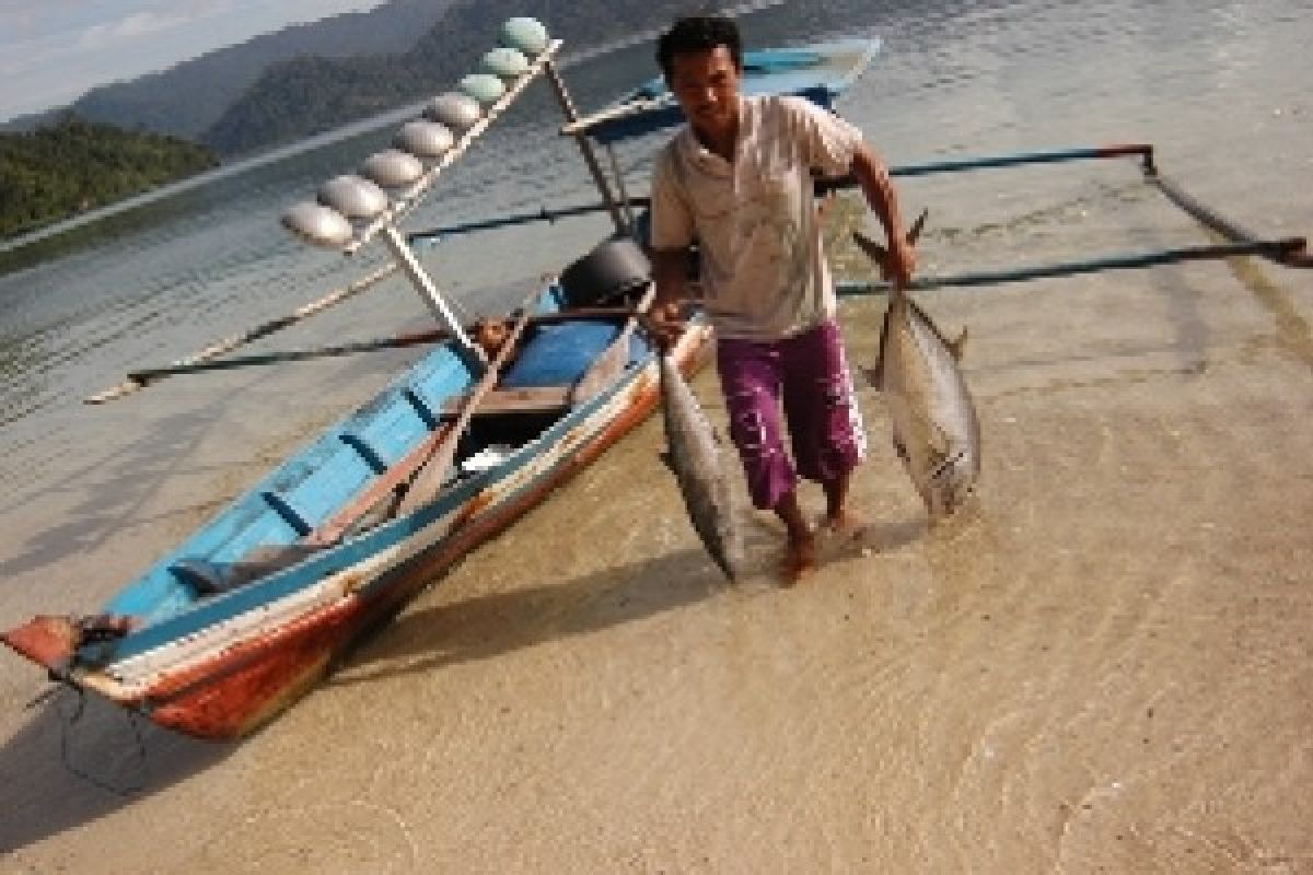 Kemristekdikti Beri 15 Unit Pengkonversi Energi Kepada Nelayan