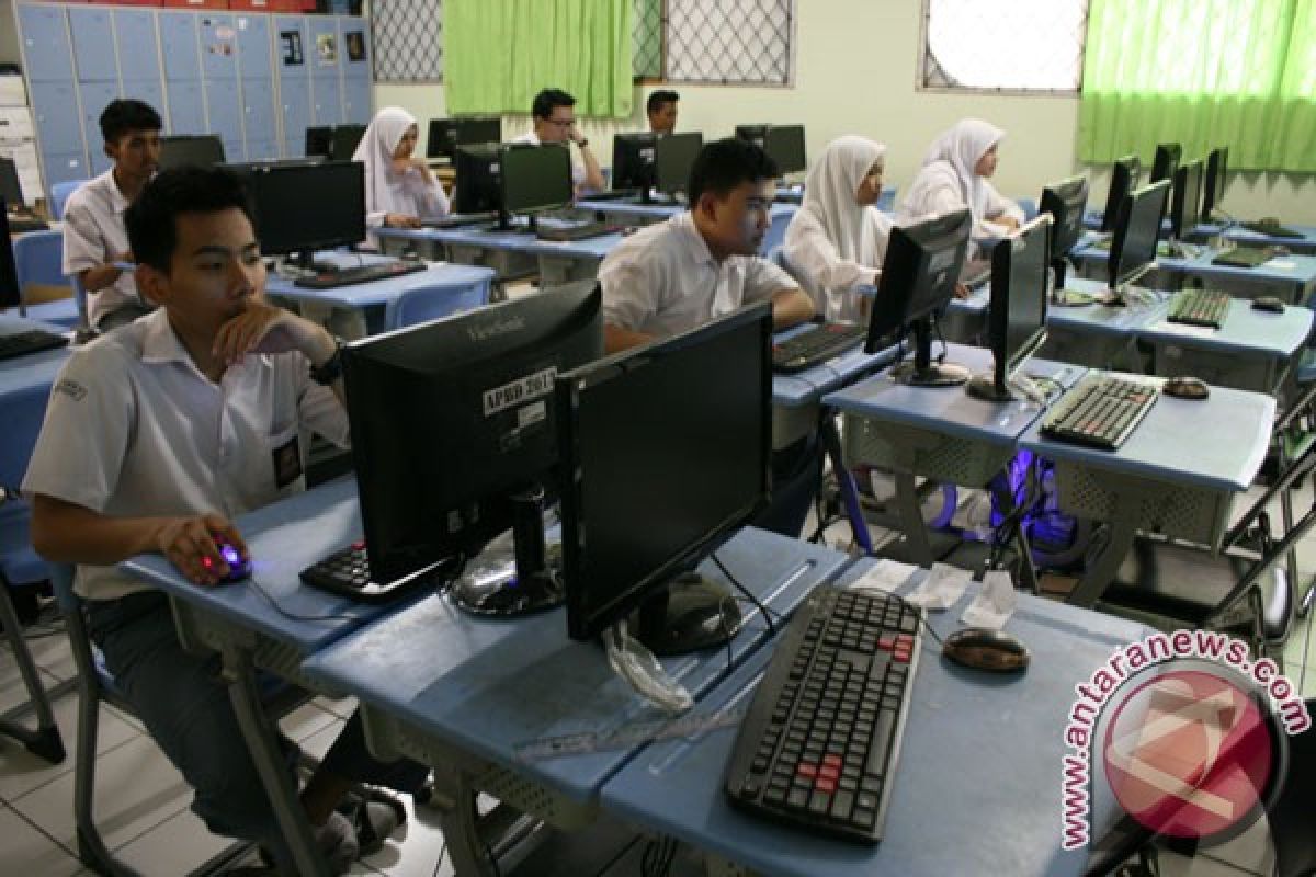 12 SMA Sukabumi Laksanakan UN Berbasis Komputer