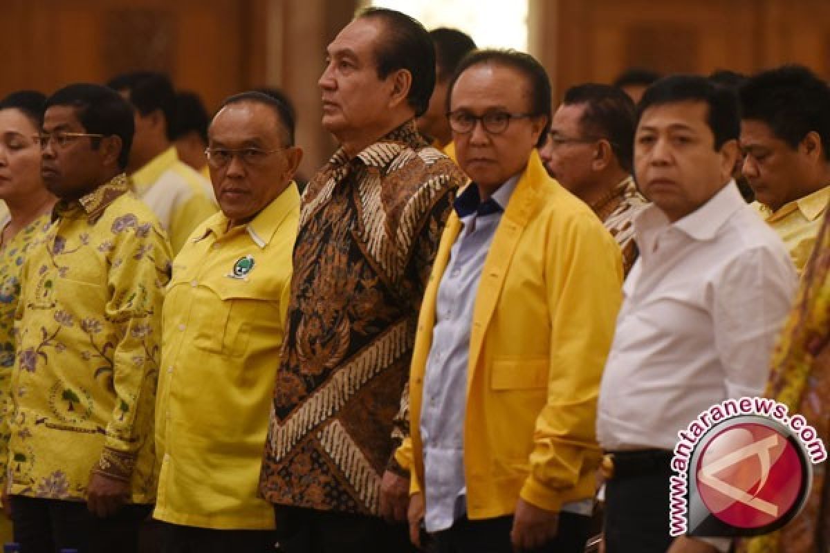 Golkar ARB Pecat Enam Kader Agung Laksono