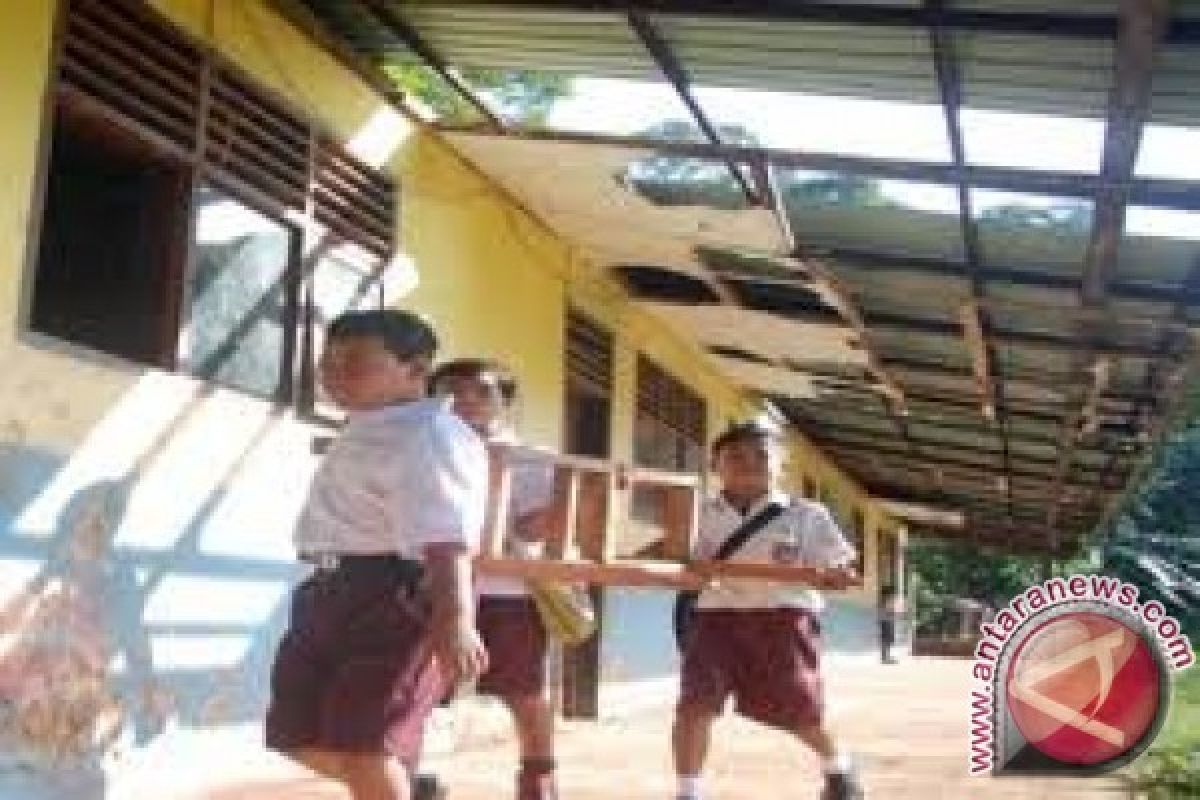 Bupati Batanghari minta dinas perbaiki gedung sekolah rusak