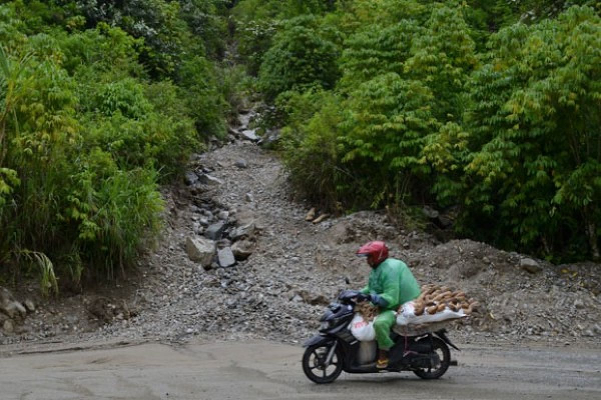 Akses jalan dua ribu jiwa di Kabupaten Solok Selatan terputus  longsor