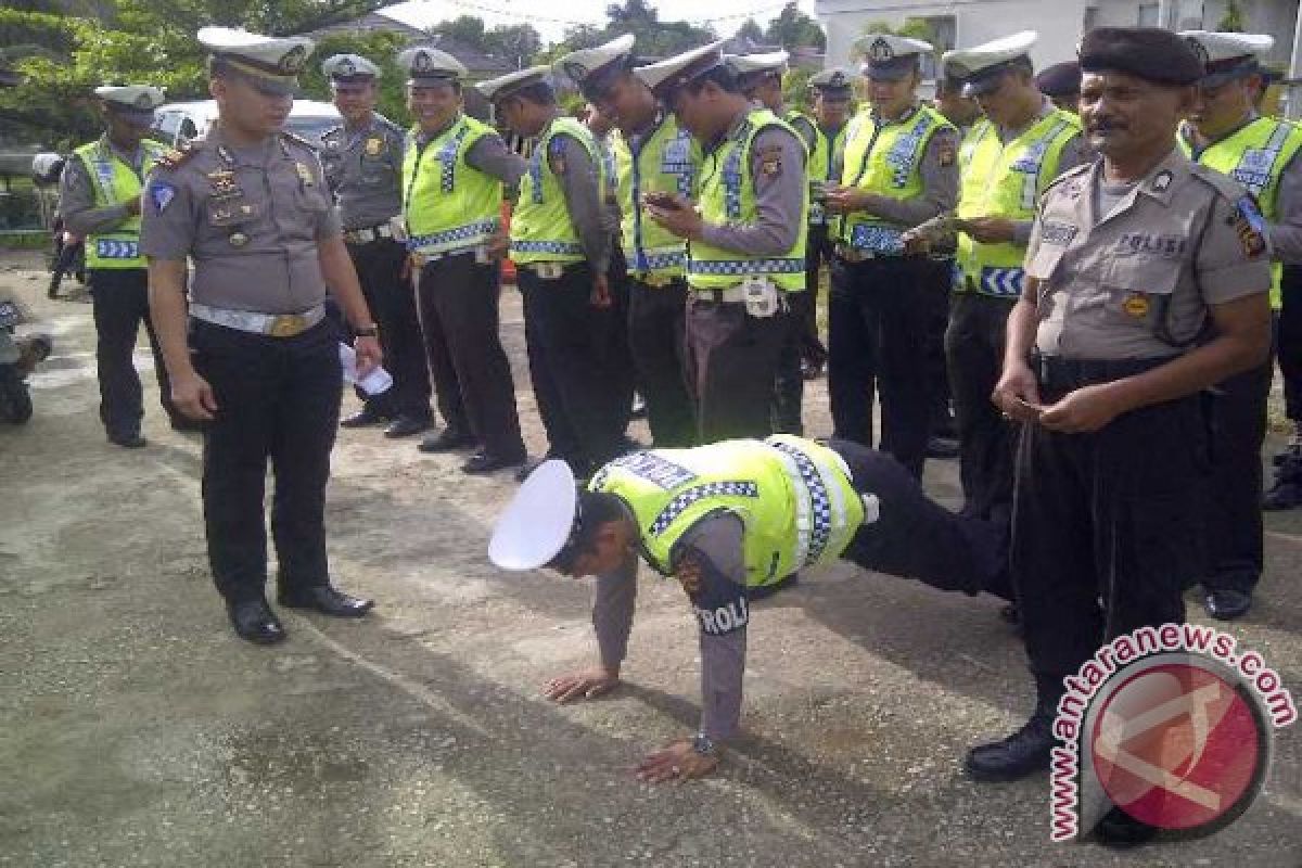 Oknum Polisi Polres Sekadau Di Hukum Push Up Tak Punya SIM