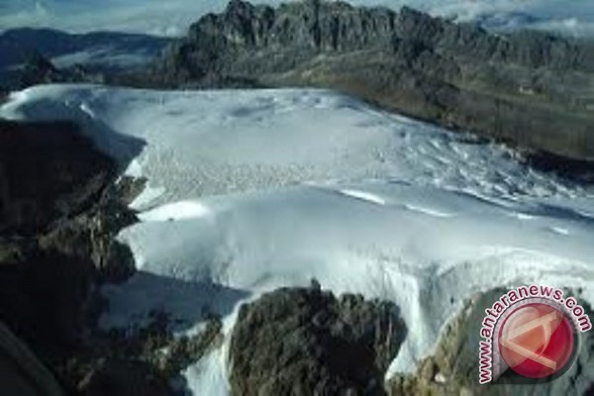 Pemanasan global sebabkan es Gunung Cartenz mencair 