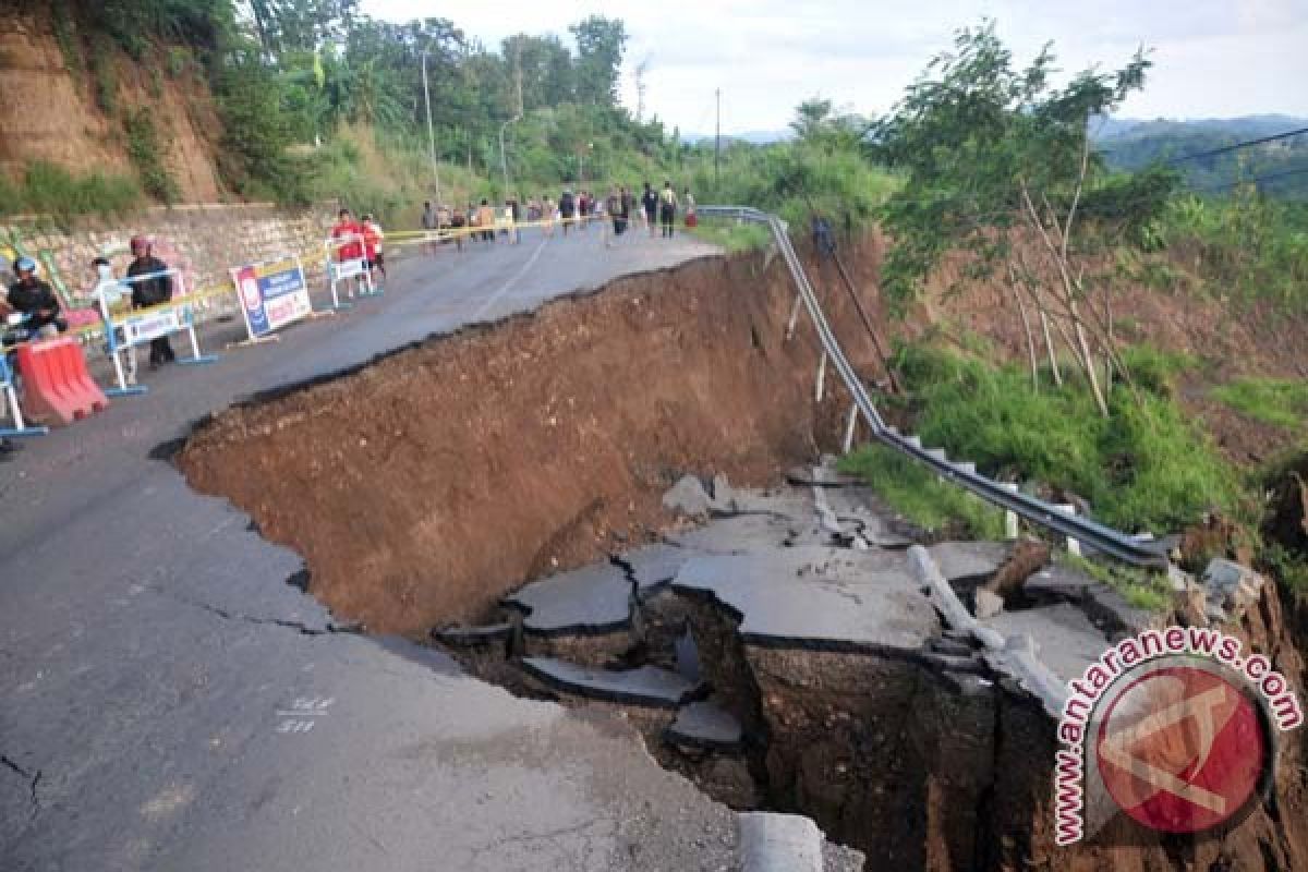 Jalan poros Mamasa tertutup longsor