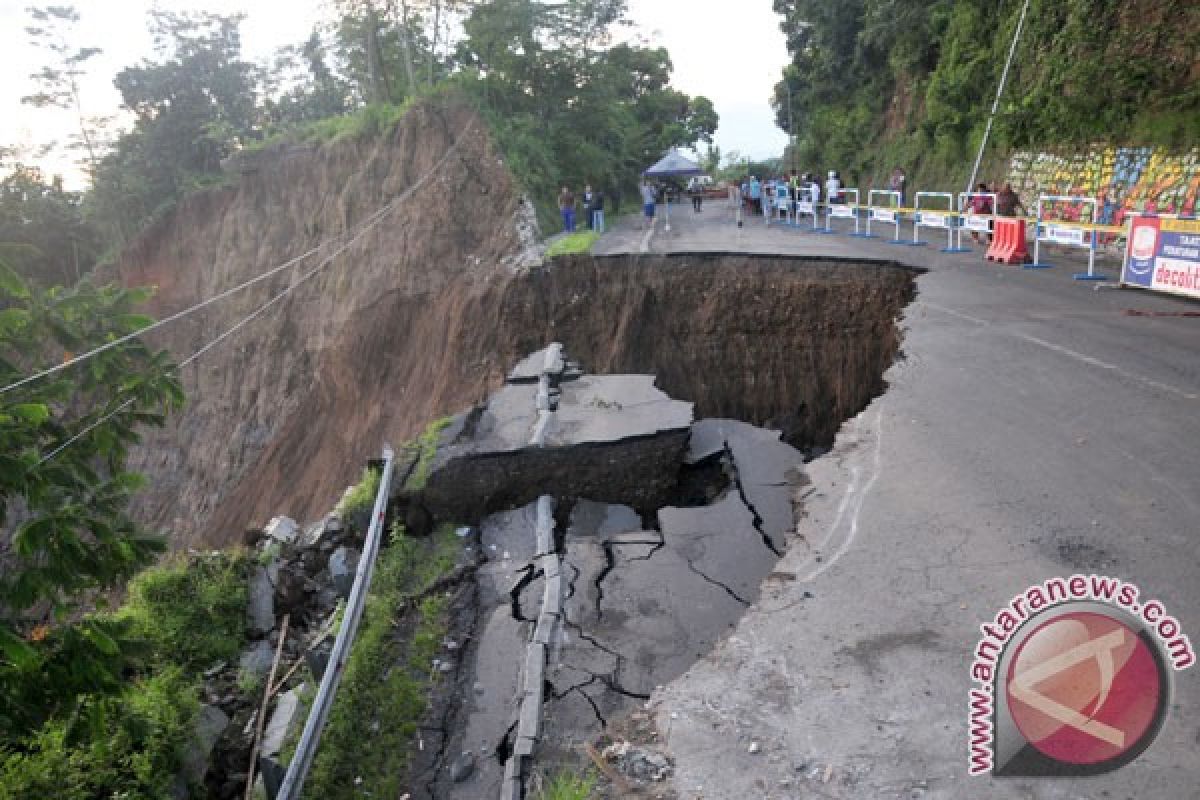 Kendaraan dilarang lintasi lokasi longsor Bumiayu