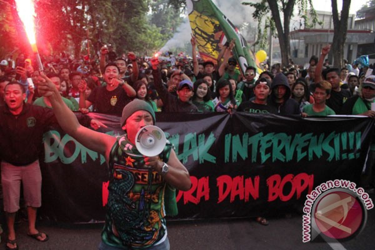 Protes Kemenpora, pemain Persebaya dan bonek main di jalan