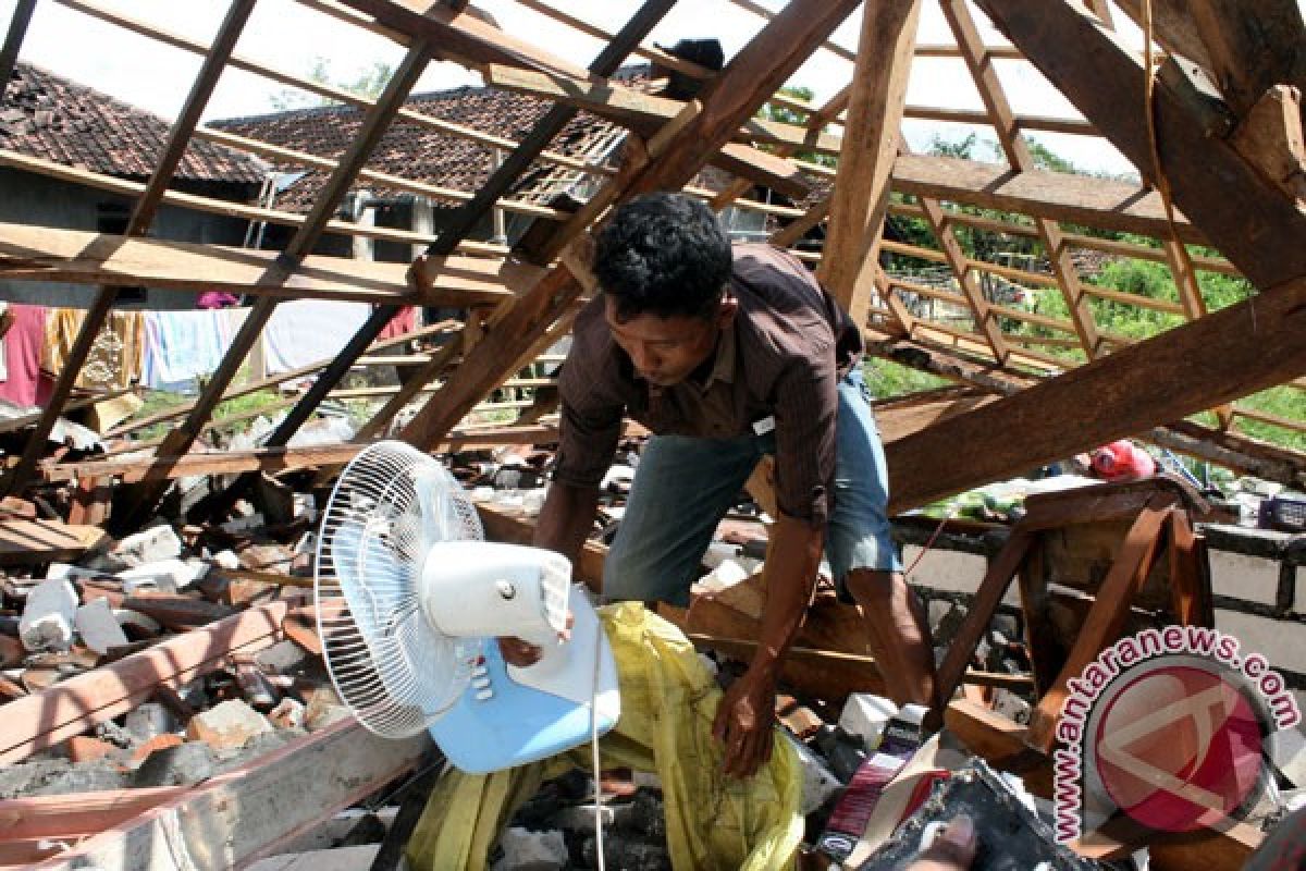 Angin robohkan enam rumah di Bojonegoro