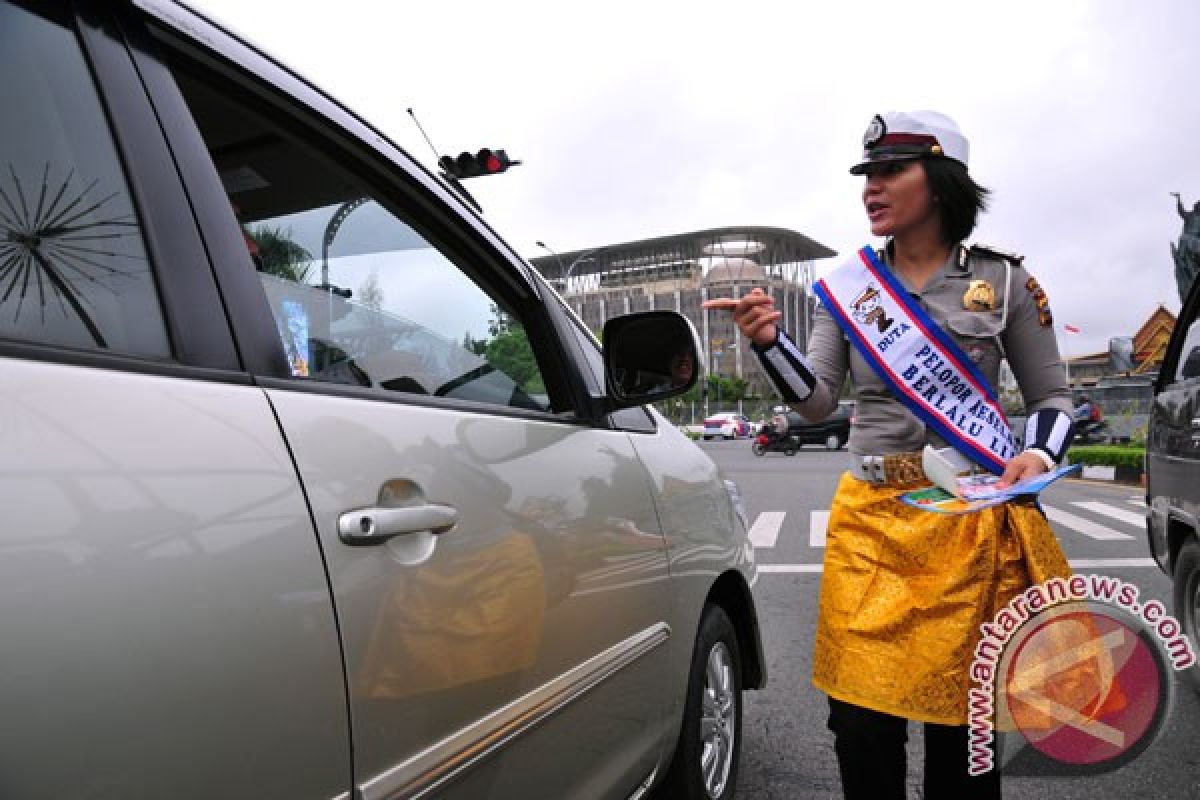 Polisi perbatasan bagikan helm saat Operasi Simpatik