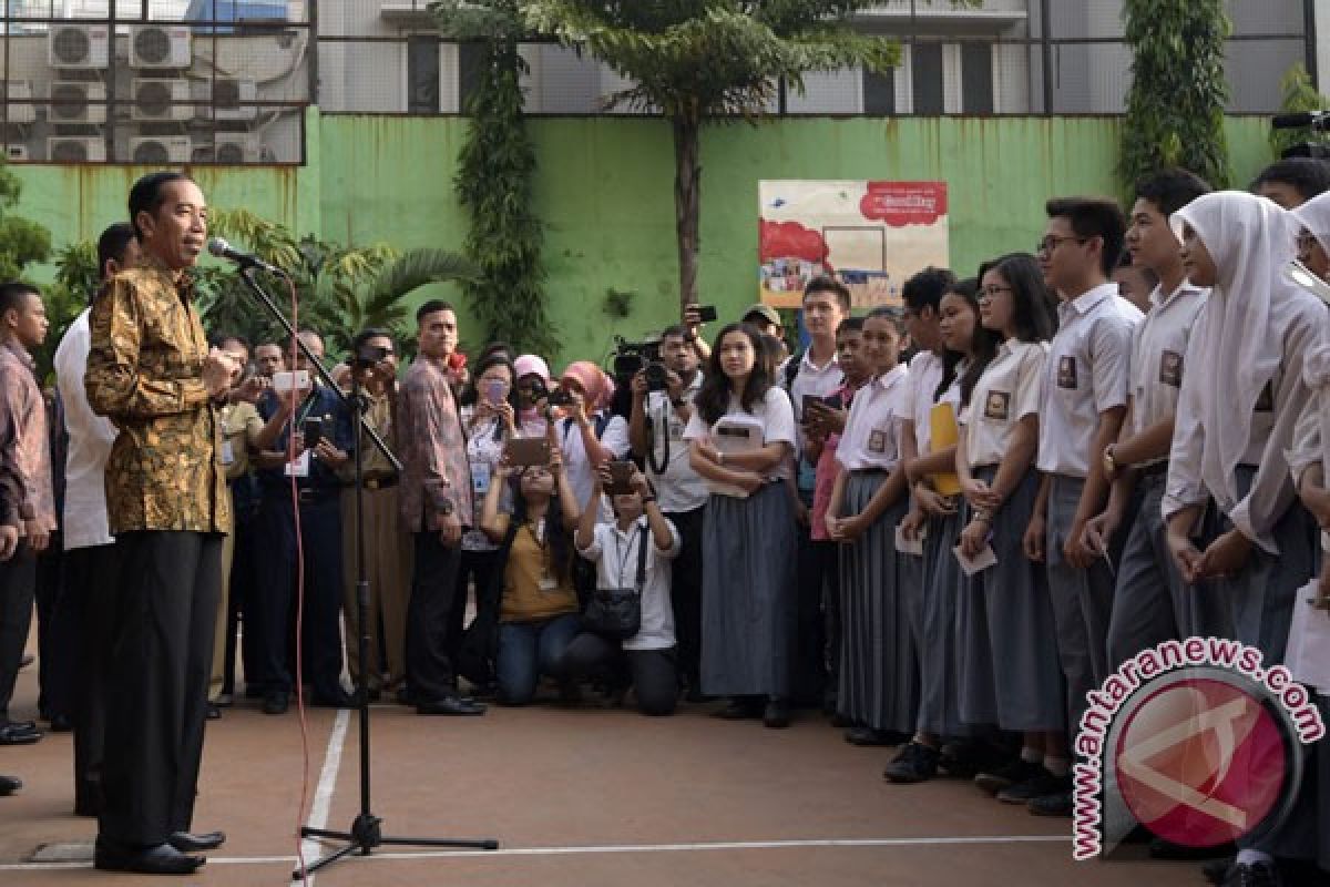 Presiden Jokowi tinjau UN SMA di Jakarta