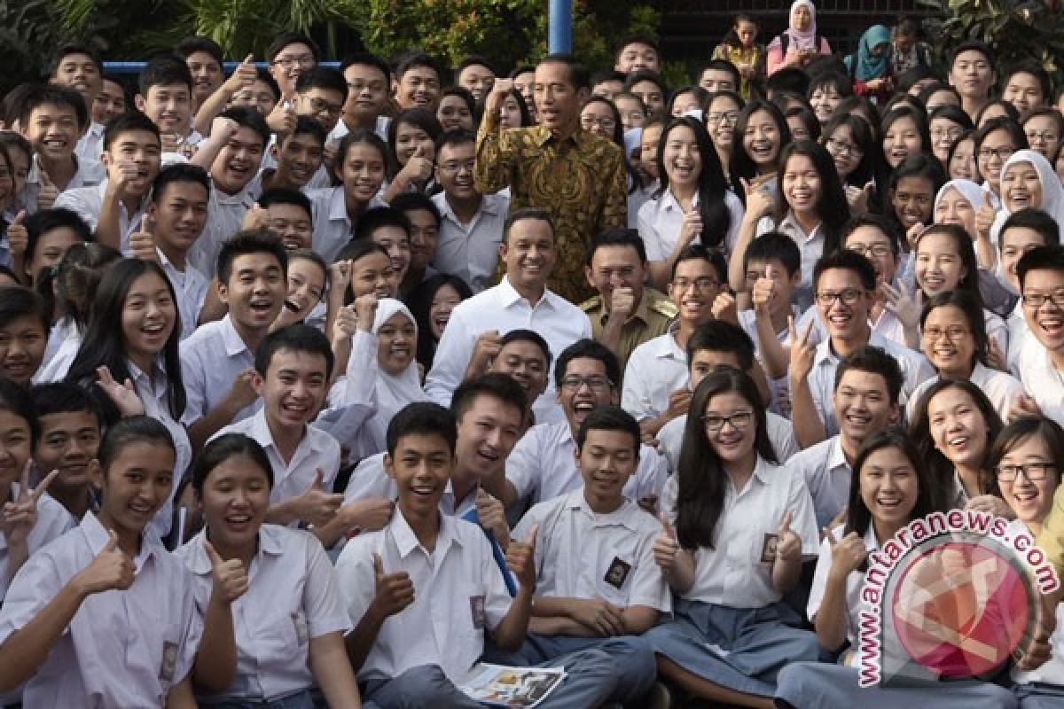 Jokowi tinjau ujian nasional, pelajar minta "selfie"