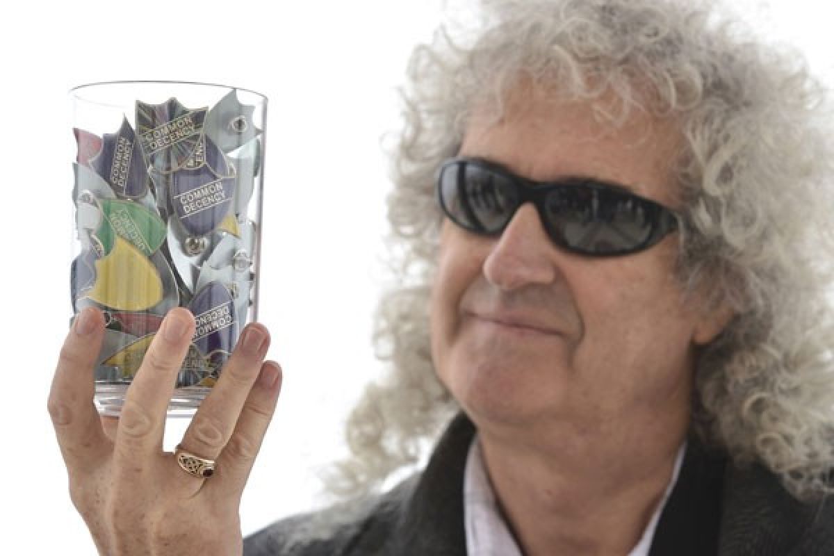 Brian May kirim doa untuk Seventeen