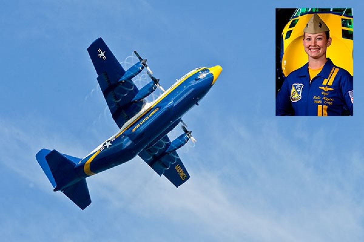 Blue Angels punya perempuan pilot