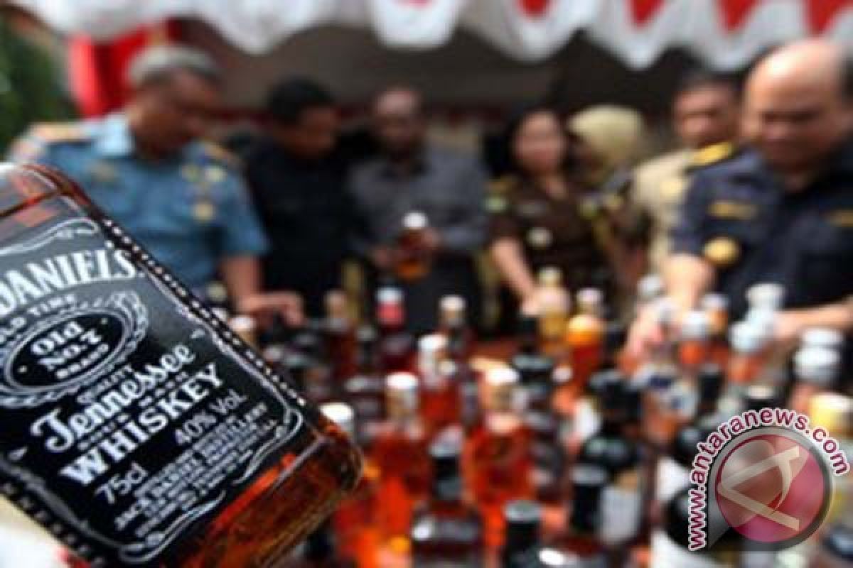 TNI/Polri Di Taliabu Amankan Ratusan Botol Miras