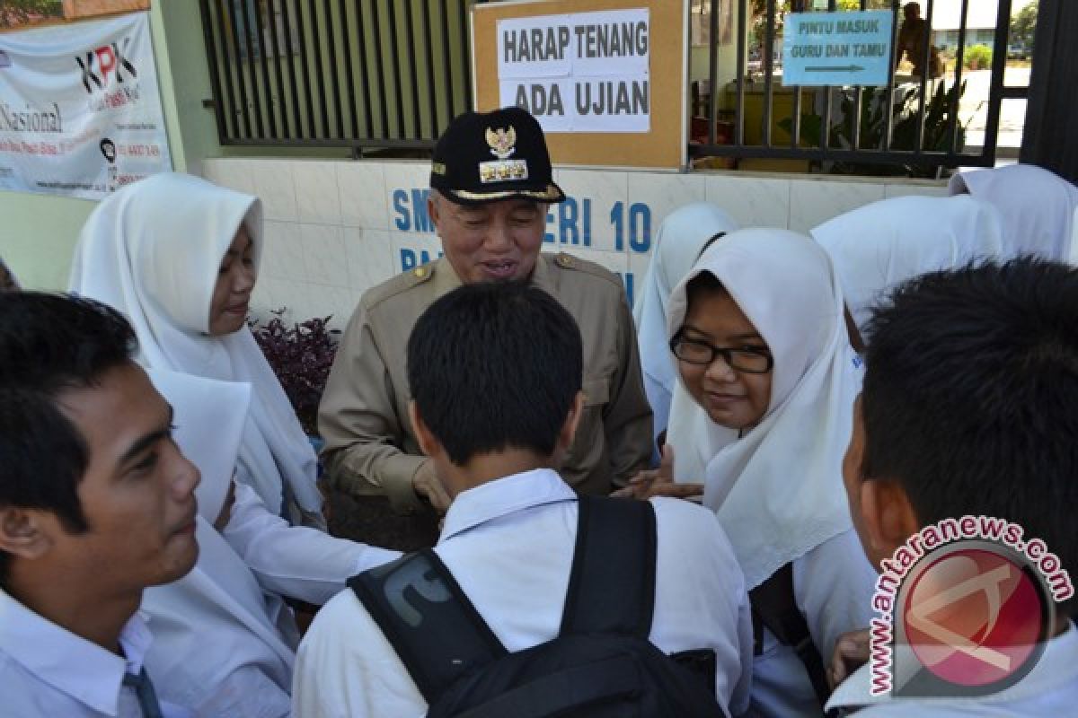 Wali Kota Tinjau UN SMAN 10