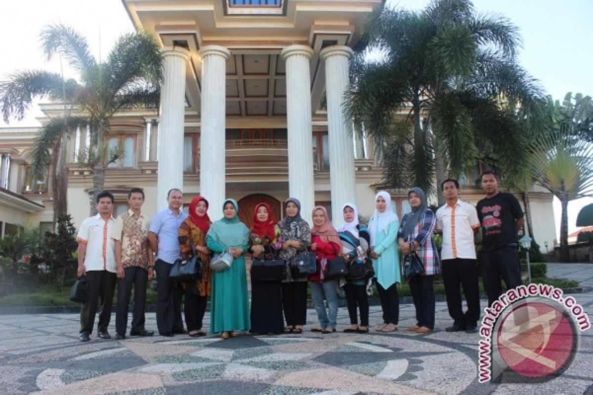 PKK HSU Kunjungi Istana Yatim