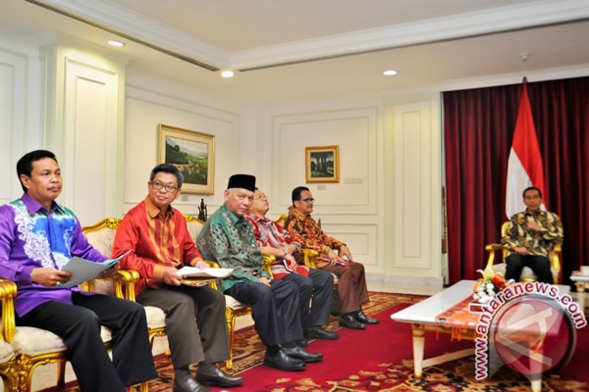 President Jokowi receives five governors from Kalimantan