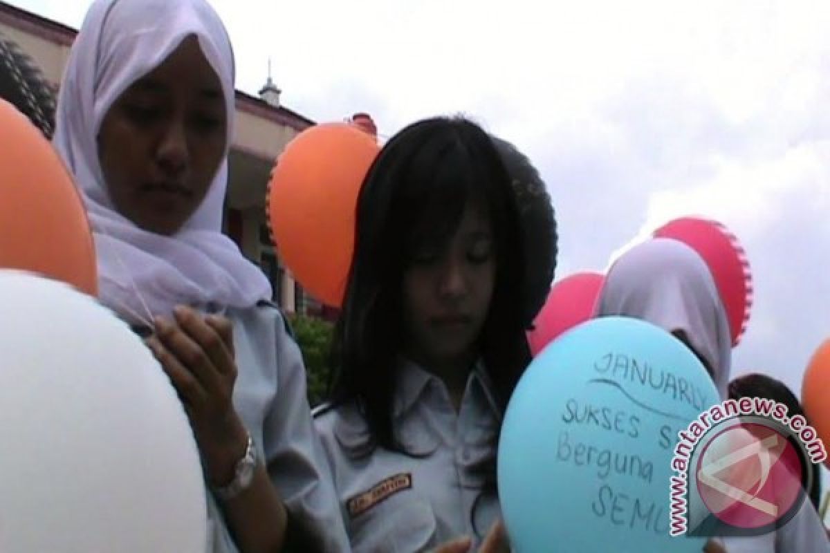 Ratusan siswa lepas balon harapan usai un