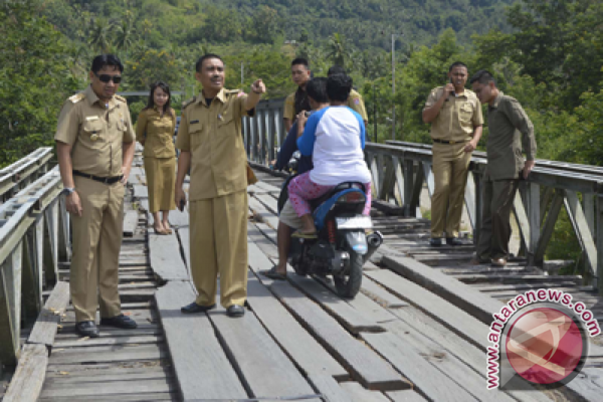 Bupati Bonbol Janjikan Perbaiki Jembatan Molintogupo 