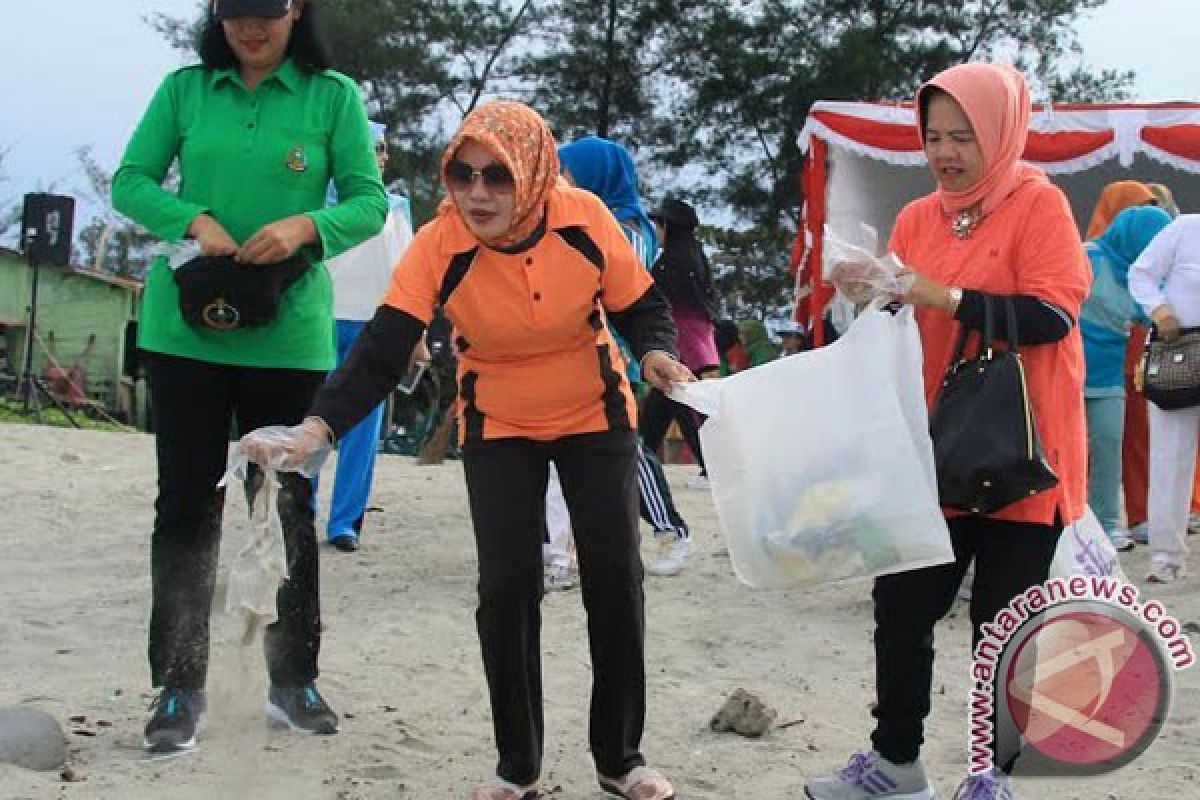 Istri Gubernur pimpin aksi bersih Pantai Panjang
