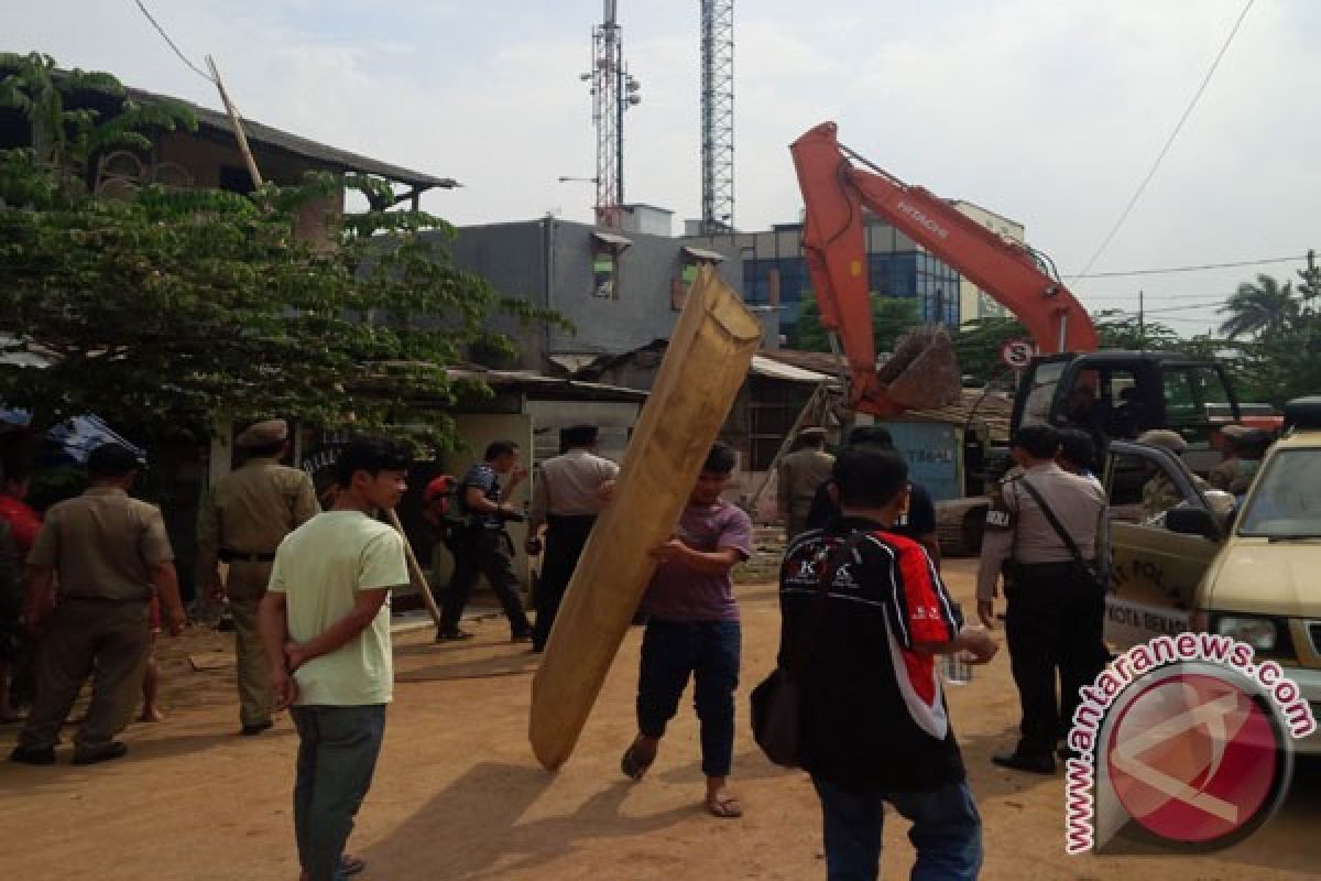 Satpol-PP Bekasi Bongkar Paksa 57 Bangunan Ilegal 