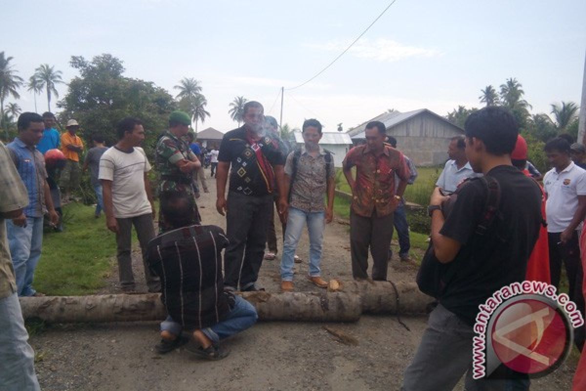 Warga Blokade Pantai Wisata Aceh Barat