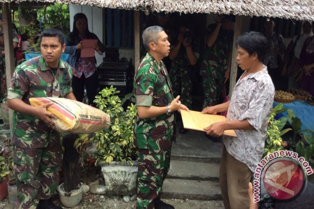 TNI Perbaiki 200 Rumah Warga Di Poso