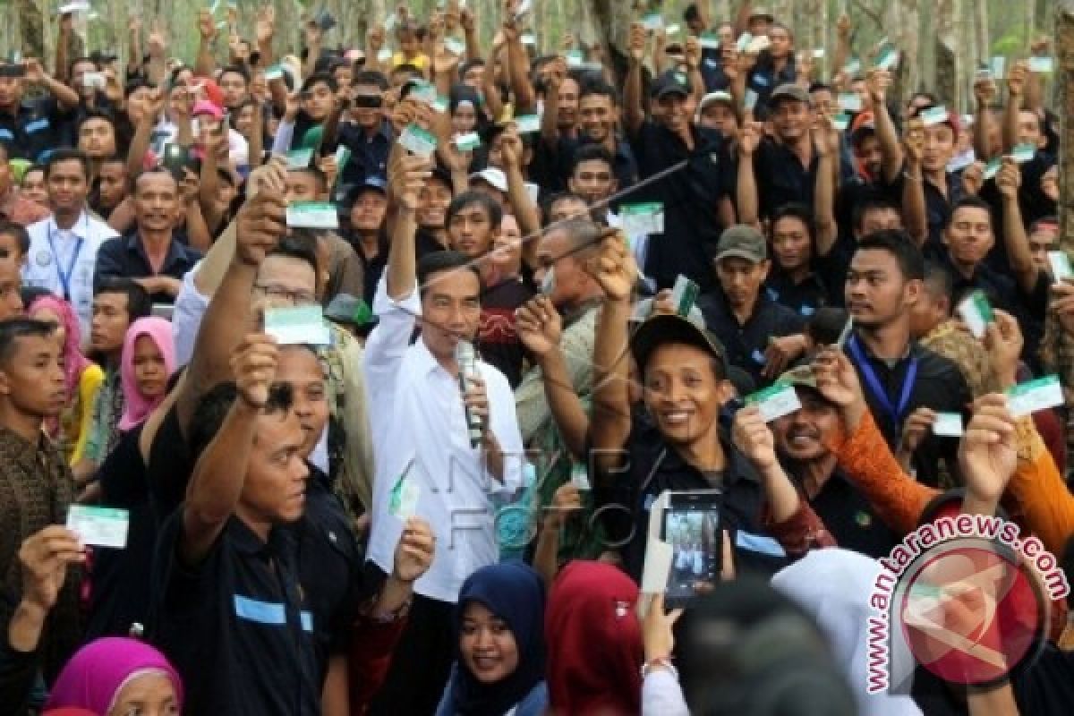 Presiden Jokowi Bagikan KIS ke Buruh Perkebunan