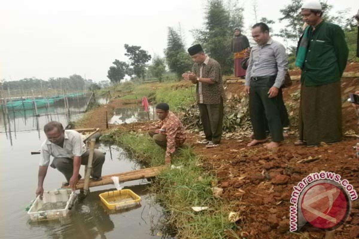 Lestarikan Budaya Sunda Lewat Budidaya Ikan Hias