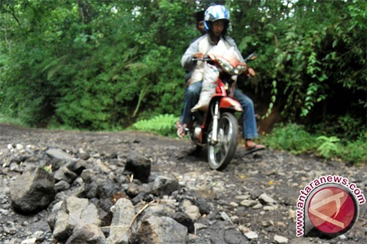 Jalan penghubung desa di Batanghari banyak rusak 