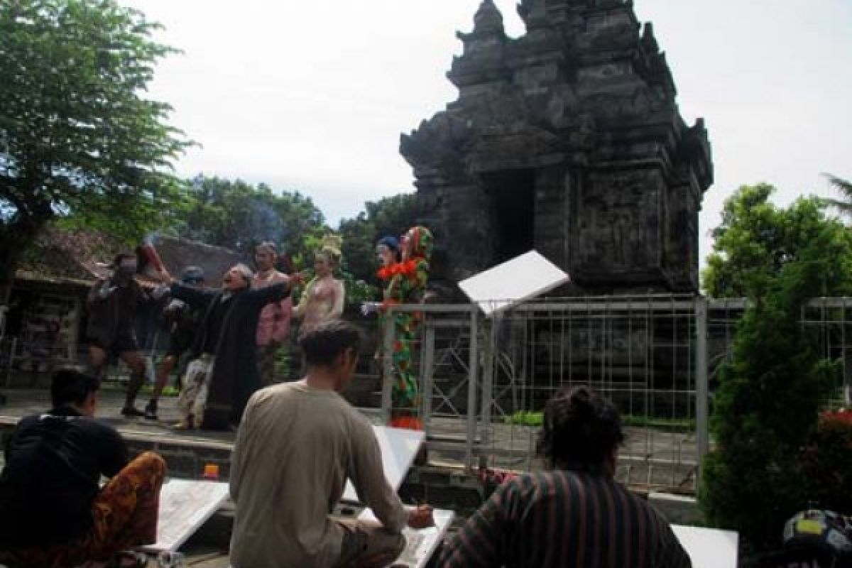 Seniman Promosi Candi Pawon Lewat Melukis Bersama