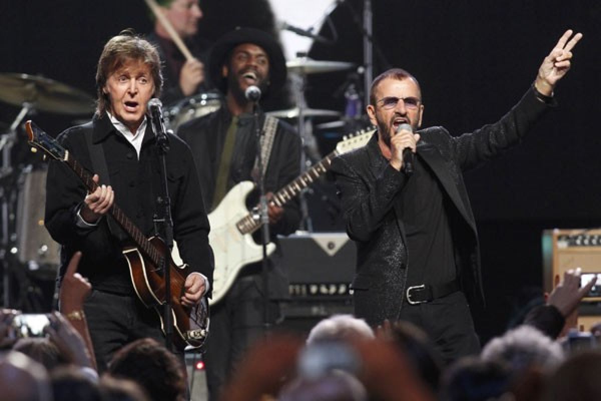 Ringo Starr tetap main drum di ultah ke-75