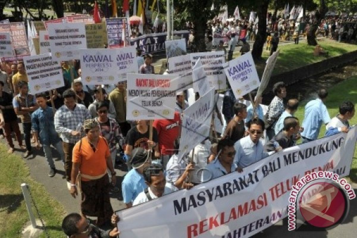 Warga Orasi Dukung Reklamasi Teluk Benoa 