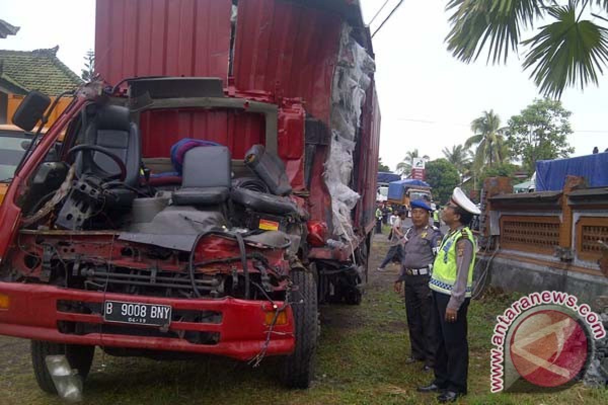 Truk Tabrak Truk Kernet Tewas