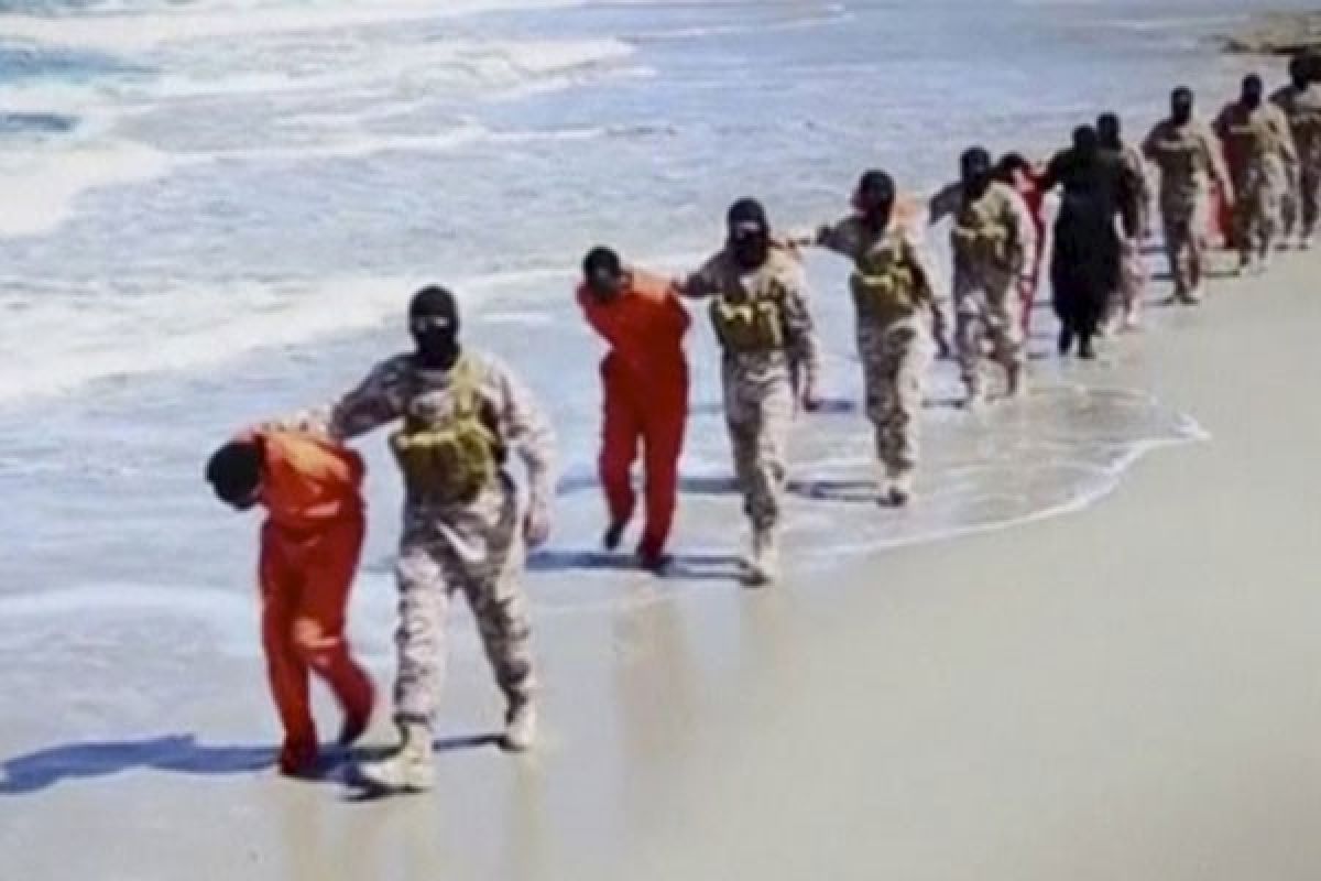 Video ISIS tampilkan penyerang Paris, ancam Inggris