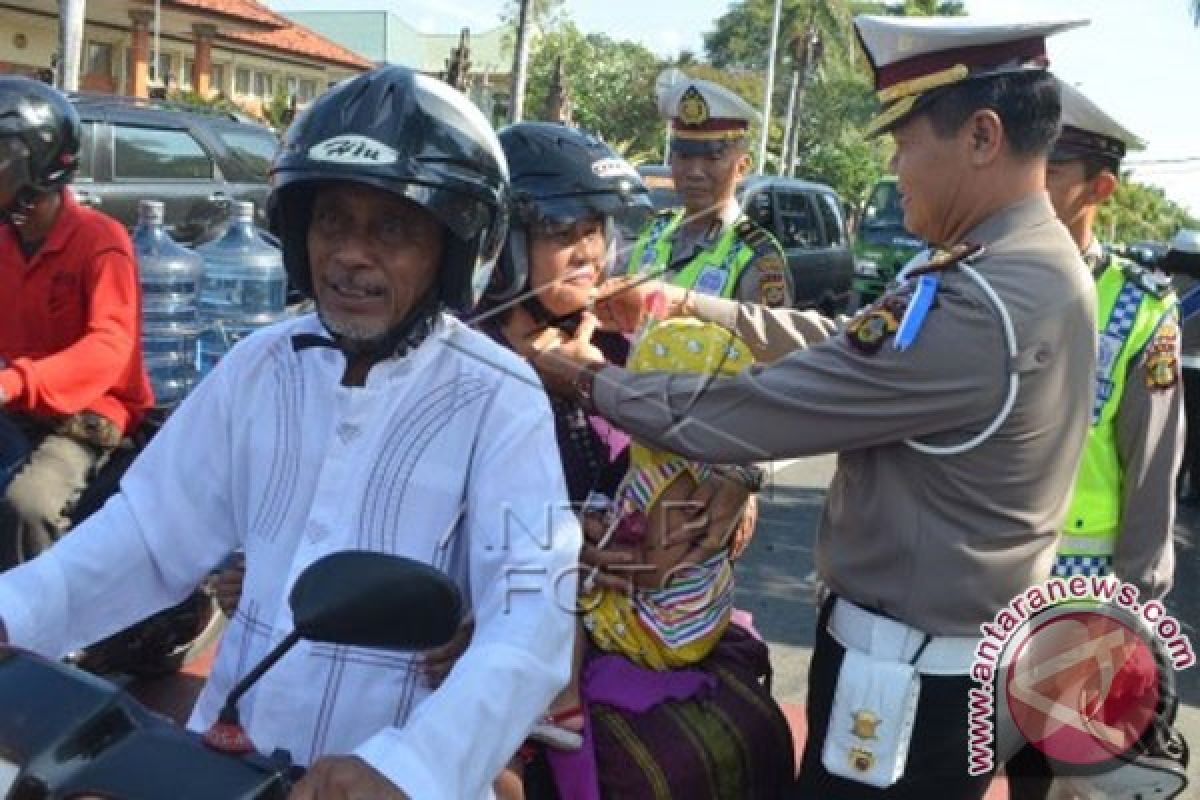 Polda Bali Bagikan Helm Dalam Operasi Simpatik 