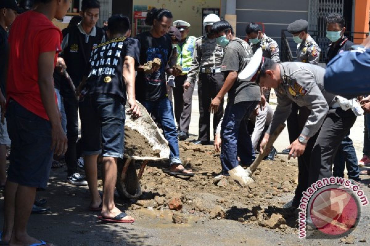 Polres Sekadau Gandeng Klub Motor Timbun Jalan Berlubang