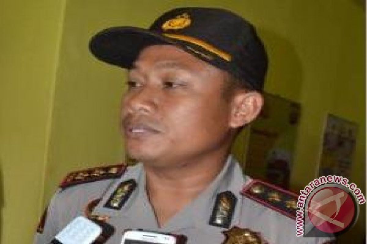 Kapolres Kapuas Hulu Serahkan Bantuan Pendidikan ke Perbatasan