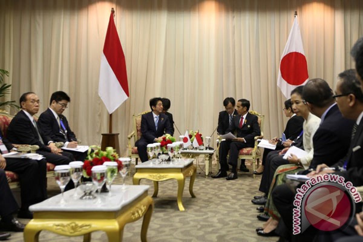 Presiden Jokowi bertemu PM Abe jelang KTT di Manila
