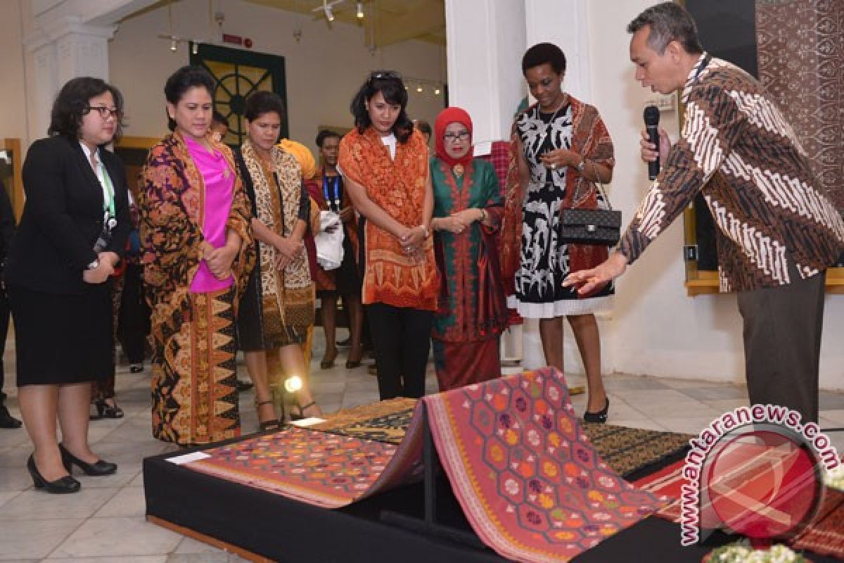 Iriana Joko Widodo kenalkan batik ke tamu negara
