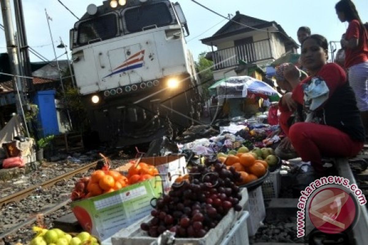 Kereta Api Tabrak Mobil, Dua Orang Tewas