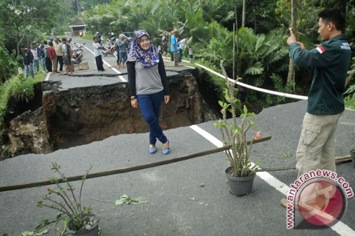 Tanggul tol Gempol-Pasuruan ambrol menimpa dua rumah